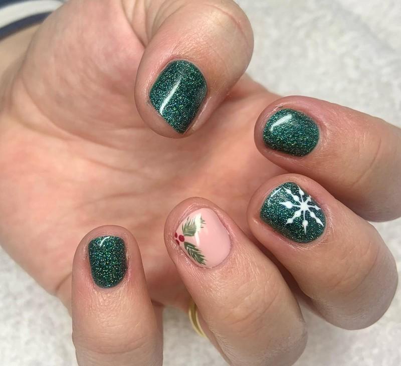 طراحی ناخن کریسمس به رنگ سبز زمردی