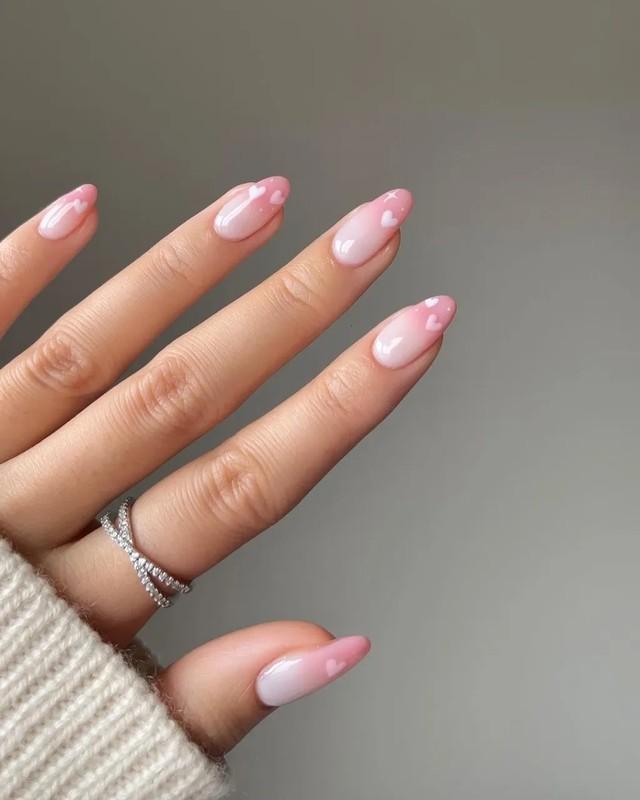 مانیکور ناخن های صورتی شیری آمبره با طرح های قلب و ستاره با طراحی ناخن میلکی