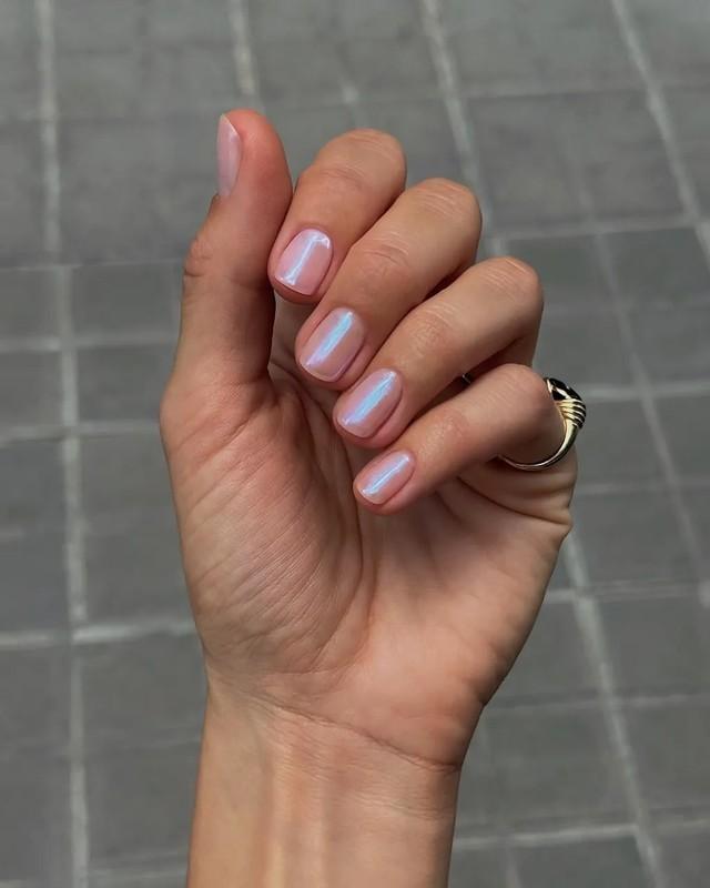 ناخن های کوتاه ساده با طرح درخشان صدفی ویژه طراحی ناخن کوتاه